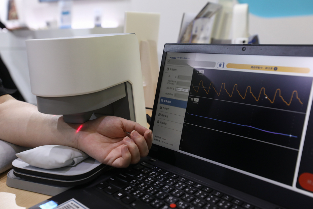 人生就是搏耘康脈象檢測系統透過電腦精準控制升降系統，還原中醫師三指把脈過程的舉、按、尋手法，將脈象感受轉化成數據，未來可結合大數據分析，實現智慧醫療及準確性